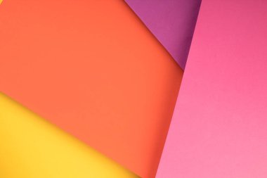 Yumuşak pembe ve yeşil kağıt arkaplanlı. Uzayı metin için kopyala. Üst görünüm