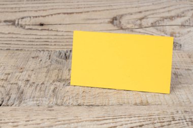 Ahşap masa üzerinde boş altın ticari kartlar. Kimliği üst görünümünün şablonu