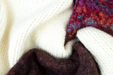 Yünlü yün kazaklar. Bir demet örülmüş kış, sonbahar giysileri, kazaklar, örgü giysileri, metin için yer.