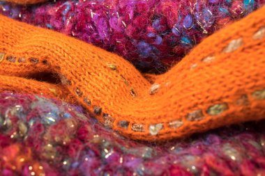 Yünlü yün kazaklar. Bir demet örülmüş kış, sonbahar giysileri, kazaklar, örgü giysileri, metin için yer.