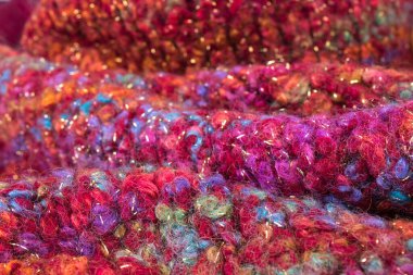 Yünlü yün kazaklar. Bir demet örülmüş kış, sonbahar giysileri, kazaklar, örgü giysileri, metin için yer.