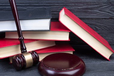 Hukuk kavramı - mavi zemin üzerine mahkeme veya Hukuk İcra ofiste tabloda bir ahşap hakimler tokmak ile açık kanun kitabı. Metin için yer kopyalayın