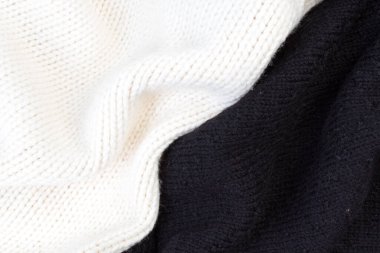 Yünlü yün kazaklar. Bir demet örülmüş kış, sonbahar giysileri, kazaklar, örgü giysileri, metin için yer.