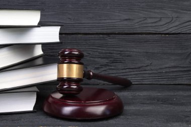 Hukuk kavramı - mavi zemin üzerine mahkeme veya Hukuk İcra ofiste tabloda bir ahşap hakimler tokmak ile açık kanun kitabı. Metin için yer kopyalayın