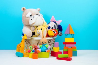 Mavi arkaplanda renkli oyuncaklar koleksiyonu