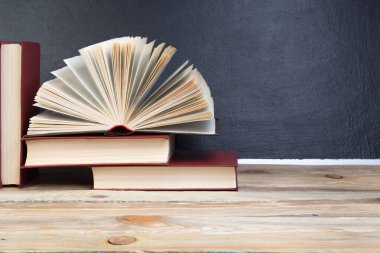 Açık bir kitap, okul yönetim kurulundaki kitaplar. Okula dönelim. Eğitim. Metin için alanı kopyala