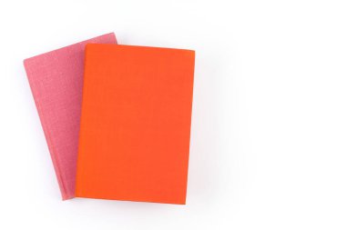 Beyaz arka planda izole edilmiş çok renkli kitaplar. Metin için alanı kopyala