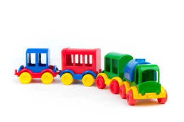 Çocuk oyuncağı, beyaz arka planda çok renkli bir buharlı lokomotif. Çocuğun gelişimi için..