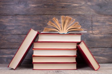 Kapaklı kitaplarla kompozisyon, ahşap masa ve arka planda sayfalarca yelpaze. Kitaplar istifleniyor. Okula dönelim. Uzayı kopyala Eğitim geçmişi