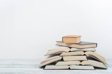 Açık kitap, ahşap masa üzerinde renkli ciltli kitap. Okula dönüş. Metin için yer kopyalayın. Eğitim iş kavramı