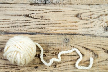 Örgü ipliği beyaz bir arka planda izole edilmiş. beyaz