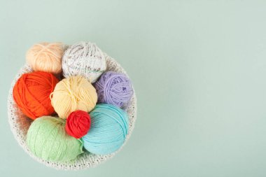 Beyaz bir arka plan üzerinde renkli iplik. Skeins yün iplik örme için. Farklı renklerle kopya alanı için reklam için ahşap arka plan olarak el yapımı örgü yün topları