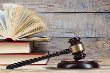 Hukuk kavramı - mavi zemin üzerine mahkeme veya Hukuk İcra ofiste tabloda bir ahşap hakimler tokmak ile açık kanun kitabı. Metin için yer kopyalayın