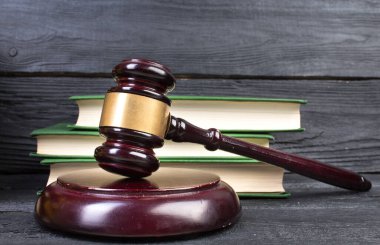 Hukuk kavramı - mavi zemin üzerine mahkeme veya Hukuk İcra ofiste tabloda bir ahşap hakimler tokmak ile açık kanun kitabı. Metin için yer kopyalayın