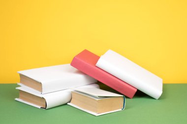 Kitap istifleme. Ahşap masa ve yeşil arka plan açık ciltli kitap. Okula dönüş. Kopya alanı reklam metni için