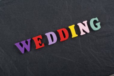 Kara tahta arkaplanındaki kelime renkli alfabe bloklu tahta harflerden oluşmuş, reklam metinleri için kopyalama alanı. İngilizce öğrenme kavramı