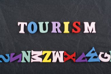 Kara tahta arkaplanındaki kelime renkli alfabe bloklu tahta harflerden oluşmuş, reklam metinleri için kopyalama alanı. İngilizce öğrenme kavramı