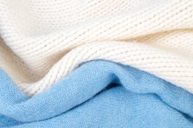 Yünlü yün kazaklar. Bir demet örülmüş kış, sonbahar giysileri, kazaklar, örgü giysileri, metin için yer.