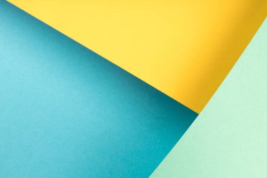 Yumuşak pembe ve yeşil kağıt arkaplanlı. Uzayı metin için kopyala. Üst görünüm