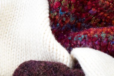 Yünlü yün kazaklar. Bir demet örülmüş kış, sonbahar giysileri, kazaklar, örgü giysileri, metin için yer.