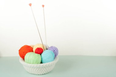Beyaz bir arka plan üzerinde renkli iplik. Skeins yün iplik örme için. Farklı renklerle kopya alanı için reklam için ahşap arka plan olarak el yapımı örgü yün topları
