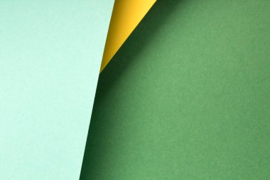 Yumuşak pembe ve yeşil kağıt arkaplanlı. Uzayı metin için kopyala. Üst görünüm