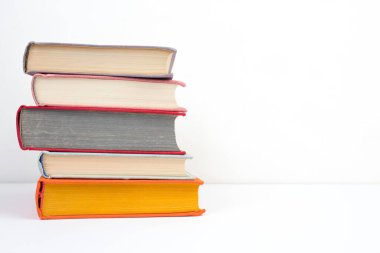 Kapaklı kitaplar, kitapların istiflenmesi, beyaz arka planda izole edilmiş bir kompozisyon. Okula dönelim. Uzayı kopyala Eğitim geçmişi