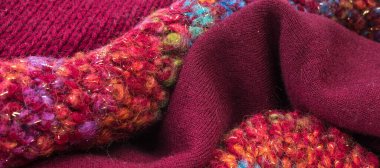 Yünlü yün kazaklar. Bir demet örülmüş kış, sonbahar giysileri, kazaklar, örgü giysileri, metin için yer.