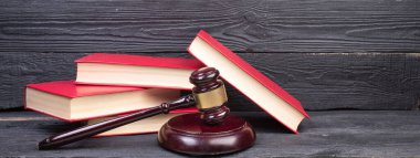 Hukuk kavramı - Mahkeme salonunda ahşap bir yargıç tokmağının olduğu bir hukuk kitabı ya da mavi arka planda kolluk kuvvetleri bürosu. panorama, pankart