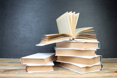 Açık bir kitap, okul yönetim kurulundaki kitaplar. Okula dönelim. Eğitim. Metin için alanı kopyala