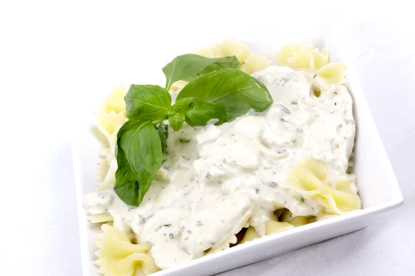 Farfalle au poulet aux champignons et sauce aux herbes — Photo