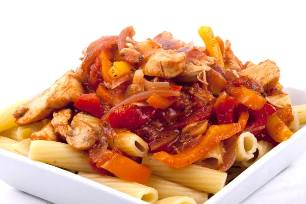 Rigatoni med kyckling Arrabbiata sås — Stockfoto