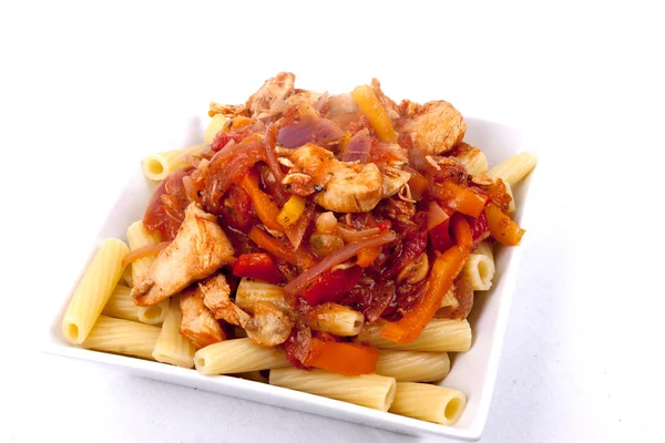 Rigatoni s kuřecím omáčka Arrabbiata — Stock fotografie