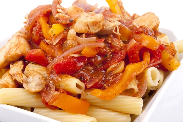 Rigatoni med kyckling Arrabbiata sås — Stockfoto