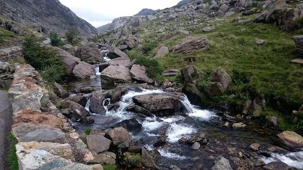 El arroyo de montaña —  Fotos de Stock