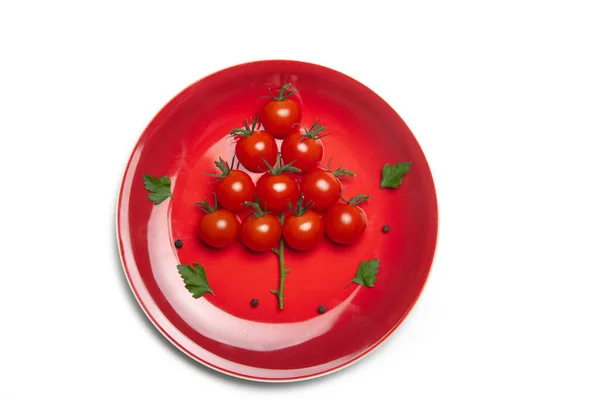 以圣诞树为形式的西红柿 红盘上的樱桃西红柿 圣诞节和新年 圣诞节的布置版权空间 食品和食品 一篇关于新年烹调的文章 节日餐桌装饰 — 图库照片