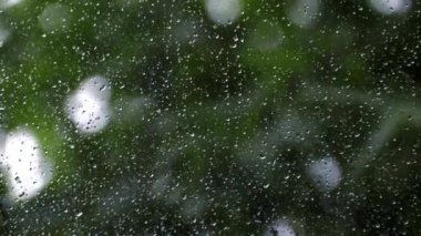 Cama damlatıyor. Cama damlatıyor. Pencerenin dışındaki yağmur. Üzücü bir ruh hali. Rahatla..