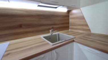 Musluktan lavaboya su akar. Mutfak lavabosu. Lavabo seramik..