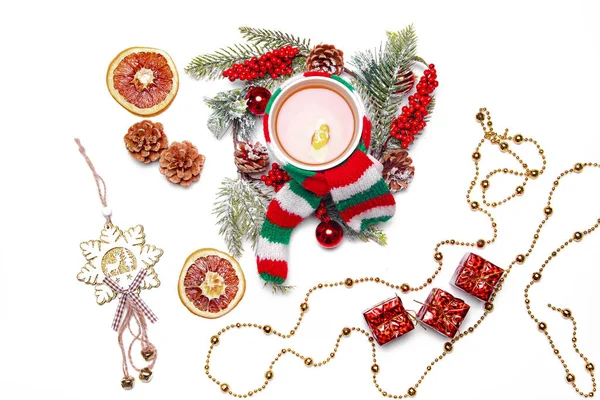 圣诞茶杯被裹在围巾里 一个花环和礼物白色背景 新年和圣诞节 复制空间 一个杉树枝条的花环 — 图库照片