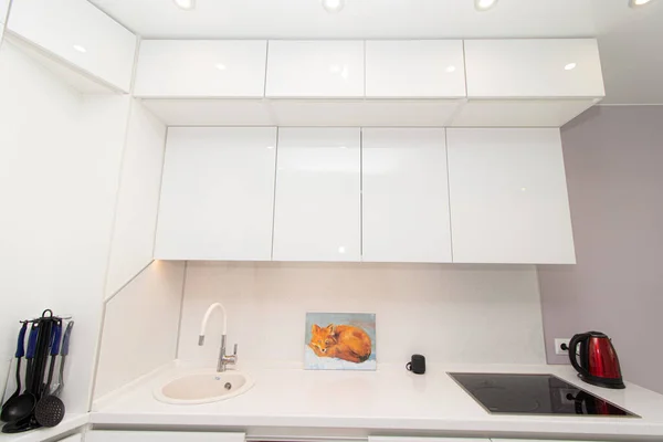 Moderne Hvitt Kjøkken Kjøkkenet Solid Eik Kjøkkendetaljer Moderne Kjøkkenmøbler Møbler – stockfoto