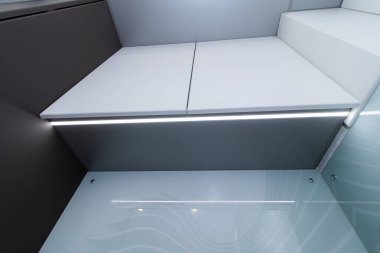 Modern siyah beyaz mutfak. Mutfak iki renk ve dahili sapları var. Baskıdan kapılar açılıyor. İç mekan. Rusya, St. Petersburg 21 Nisan 2020