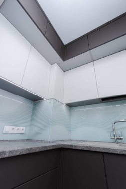 Modern siyah beyaz mutfak. Mutfak iki renk ve dahili sapları var. Baskıdan kapılar açılıyor. İç mekan. Rusya, St. Petersburg 21 Nisan 2020