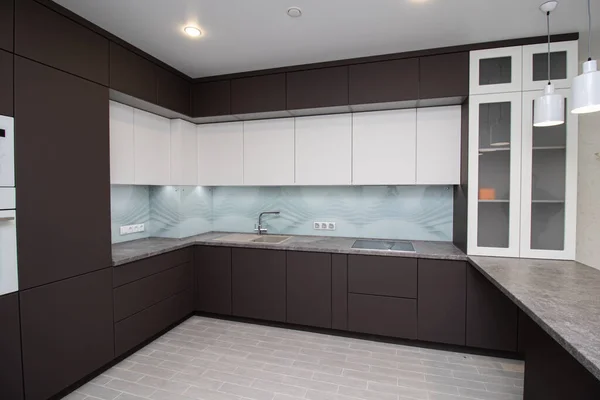 Moderni Mustavalkoinen Keittiö Keittiö Kaksi Väriä Sisäänrakennettu Kahvat Avaan Ovet — kuvapankkivalokuva
