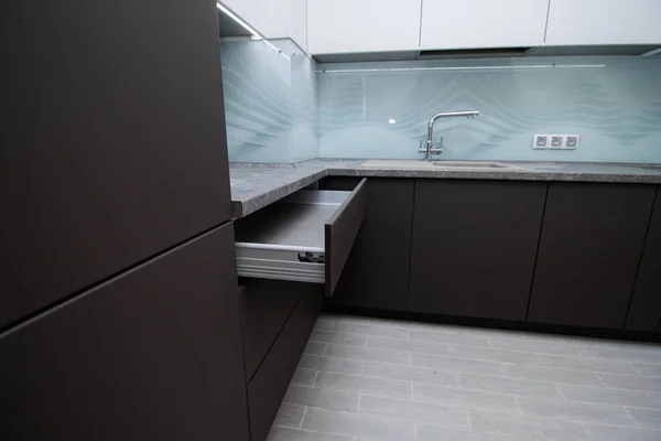 Современная Черно Белая Кухня Кухня Двухцветная Встроенными Ручками Открываю Двери — стоковое фото