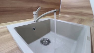 Musluktan lavaboya su akar. Mutfak lavabosu. Lavabo seramik..