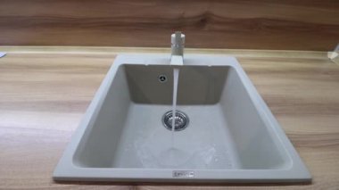 Musluktan lavaboya su akar. Mutfak lavabosu. Lavabo seramik..