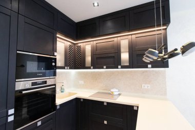 Saf siyahtan yapılmış modern mutfak. Mutfak meşeden yapılmış. Detaylar. Modern mutfak mobilyaları doluyor. Mobilya siparişi. Dairenin tasarımı. Siyah mutfak. Mobilyalar. Rusya, Saint Petersburg, yeni bina, 15 Nisan 2020