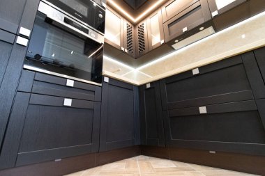 Saf siyahtan yapılmış modern mutfak. Mutfak meşeden yapılmış. Detaylar. Modern mutfak mobilyaları doluyor. Mobilya siparişi. Dairenin tasarımı. Siyah mutfak. Mobilyalar. Rusya, Saint Petersburg, yeni bina, 15 Nisan 2020