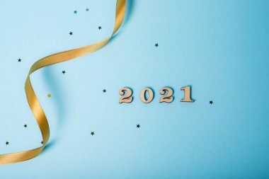 Yassı Noel. Sayılardan 2021. Yeni 2021 'in planı. Tahta sayılar. Merhaba yeni yıl. Yeni yıl ve Noel hakkında bir makale. Klavye düzeni. Uzayı kopyala Yıldızlar. mavi arkaplan.