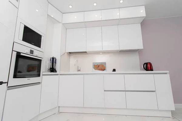 现代的白色厨房厨房是用实心橡木做的 厨房的细节 现代厨房家具充填 请订购家具 公寓的设计 俄罗斯圣彼得堡新大楼2020年5月13日 — 图库照片
